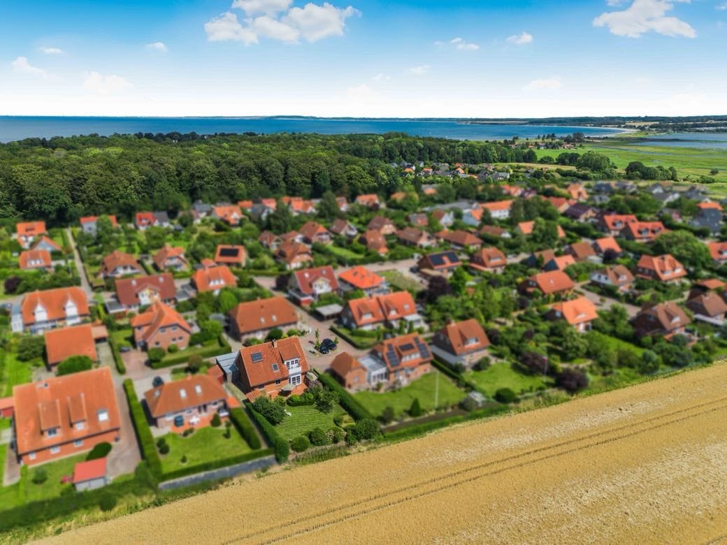 Drohnenaufnahme einer Wohnlage in Schleswig-Holstein